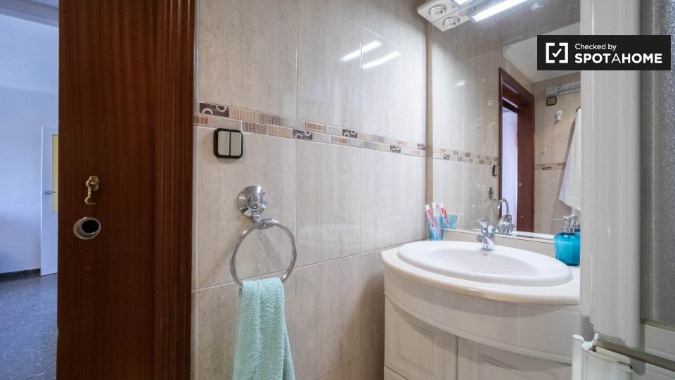 Double room Madrid, 4 beds, 86m² — photo 14