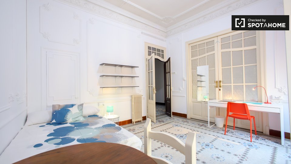 Room in 10-bedroom apartment in Ciutat Vella, Valencia - in Valencia