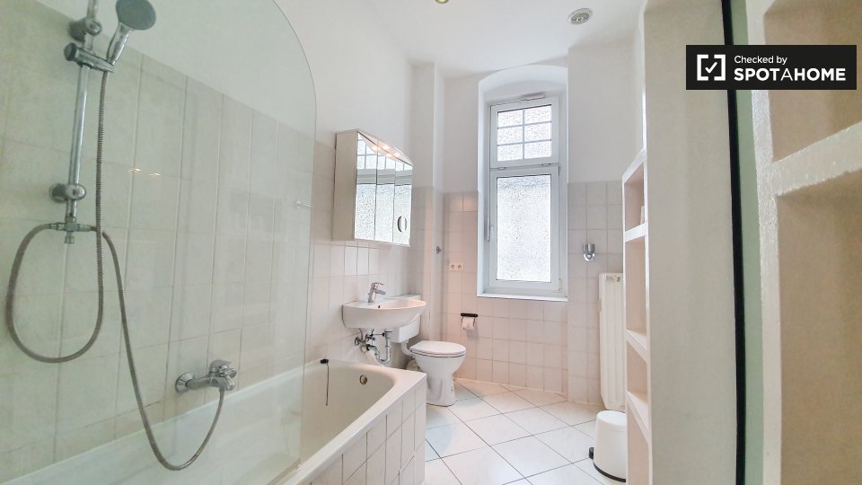 Double room Berlin, 4 beds, 92m² — photo 9