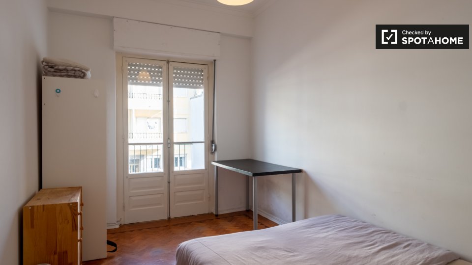 Double room Lisbon, 3 beds — photo 3