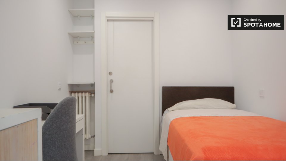 Double room Madrid, 3 beds — photo 14