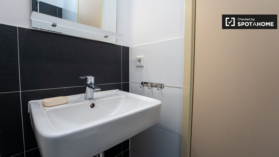 Double room Berlin, 2 beds, 15m² — photo 12