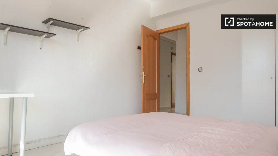 Double room Madrid, 5 beds, 120m² — photo 3