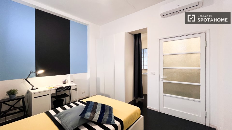 Double room Milan, 2 beds — photo 18