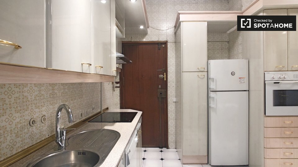 Double room Madrid, 5 beds, 133m² — photo 3
