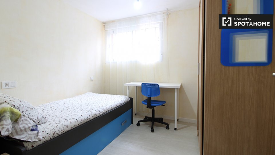 Double room Madrid, 3 beds, 60m² — photo 1