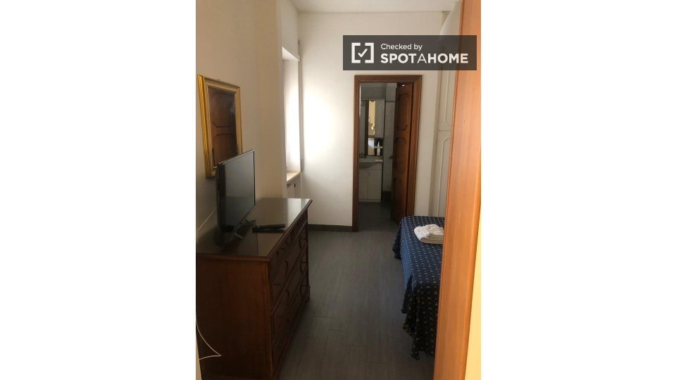 Monolocale in affitto a Medaglie d'Oro, Roma - en Roma