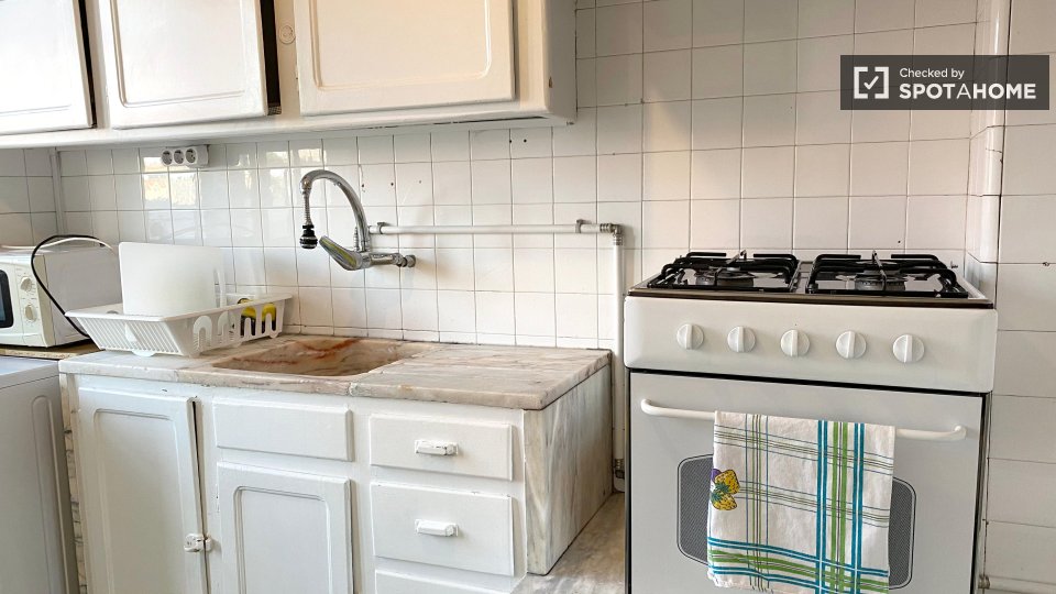 Double room Lisbon, 3 beds, 70m² — photo 7