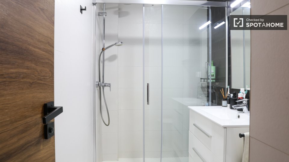 Double room Madrid, 3 beds, 85m² — photo 30