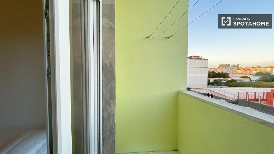 Double room Lisbon, 3 beds — photo 28