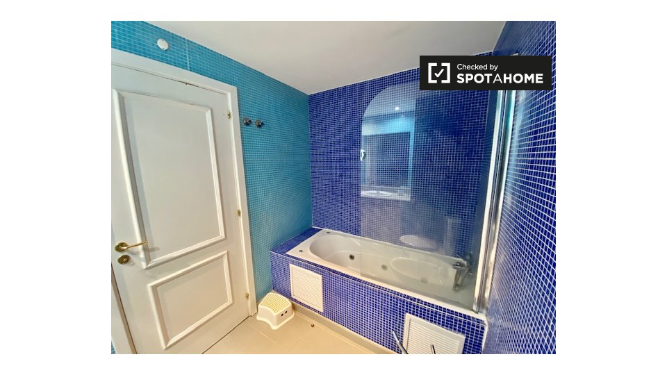 Double room Lisbon, 4 beds, 130m² — photo 7
