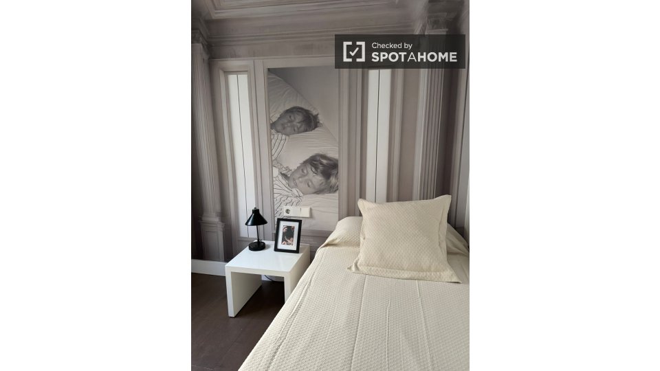 Double room Valencia, 3 beds, 140m² — photo 25