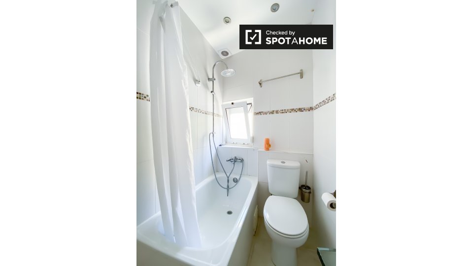 Double room Lisbon, 5 beds — photo 11