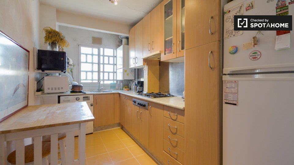 Double room Madrid, 3 beds — photo 12