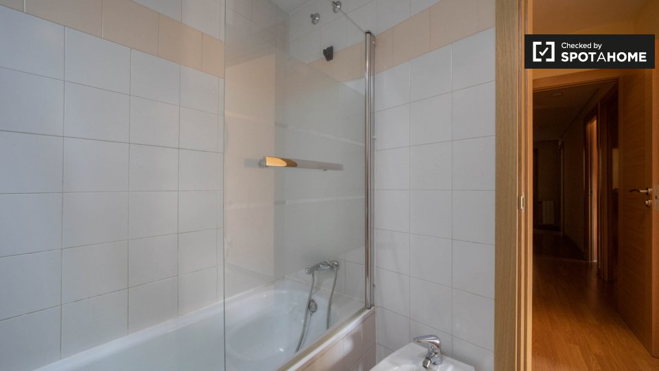 Double room Madrid, 3 beds, 62m² — photo 9