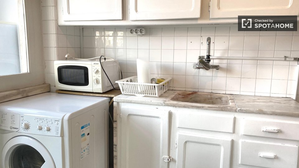 Double room Lisbon, 3 beds, 70m² — photo 8