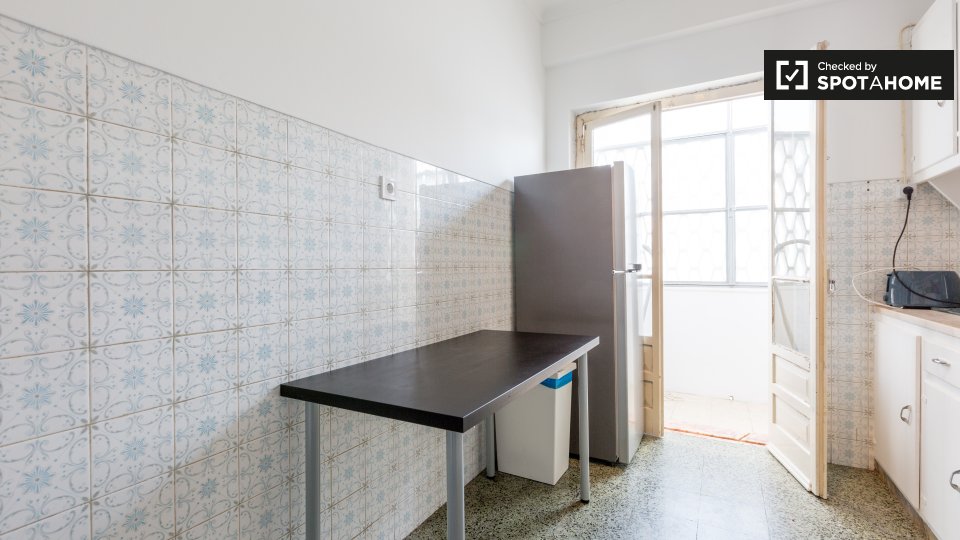 Double room Lisbon, 3 beds — photo 8