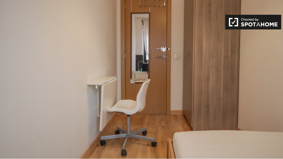 Double room Madrid, 7 beds, 160m² — photo 4
