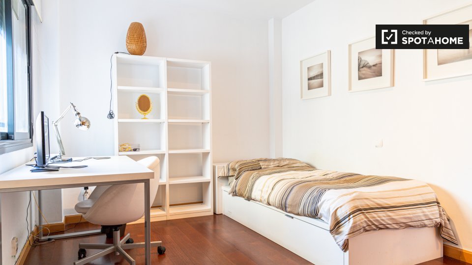 Double room Valencia, 2 beds, 110m² — photo 1