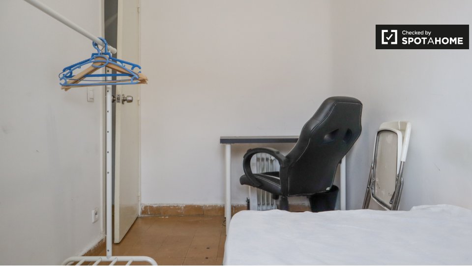 Double room Madrid, 3 beds, 70m² — photo 8