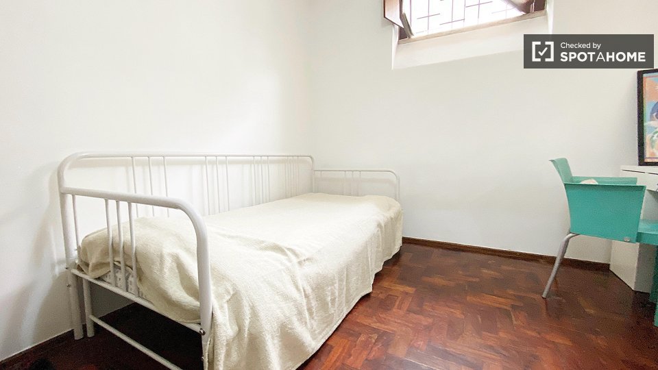 Double room Lisbon, 3 beds — photo 17