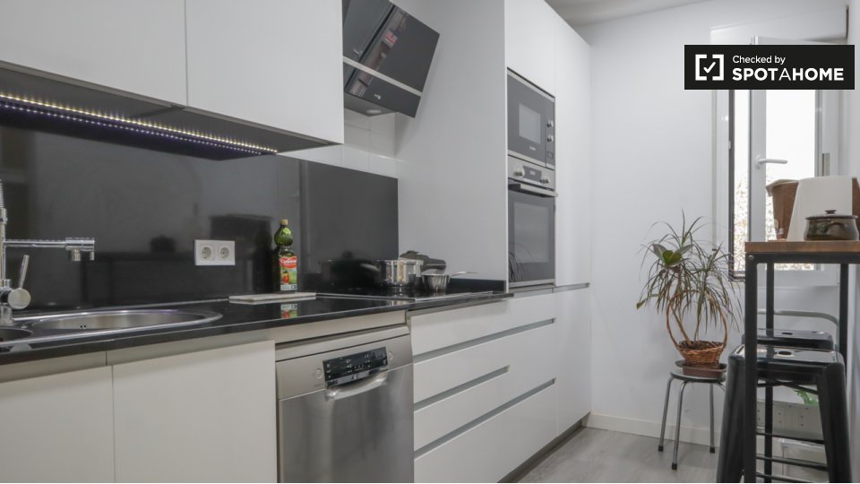 Double room Madrid, 3 beds — photo 19