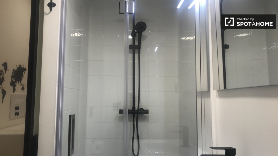 Double room Madrid, 5 beds, 190m² — photo 2