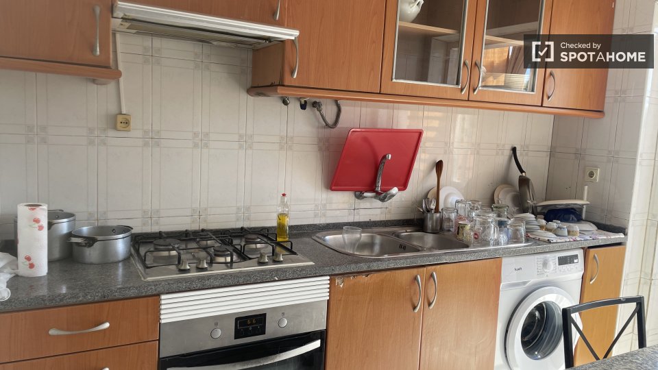 Double room Lisbon, 3 beds — photo 8