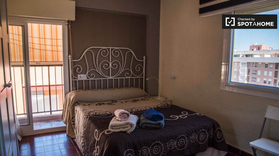 Double room Valencia, 3 beds, 85m² — photo 1