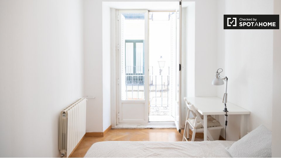 Double room Madrid, 7 beds, 125m² — photo 1