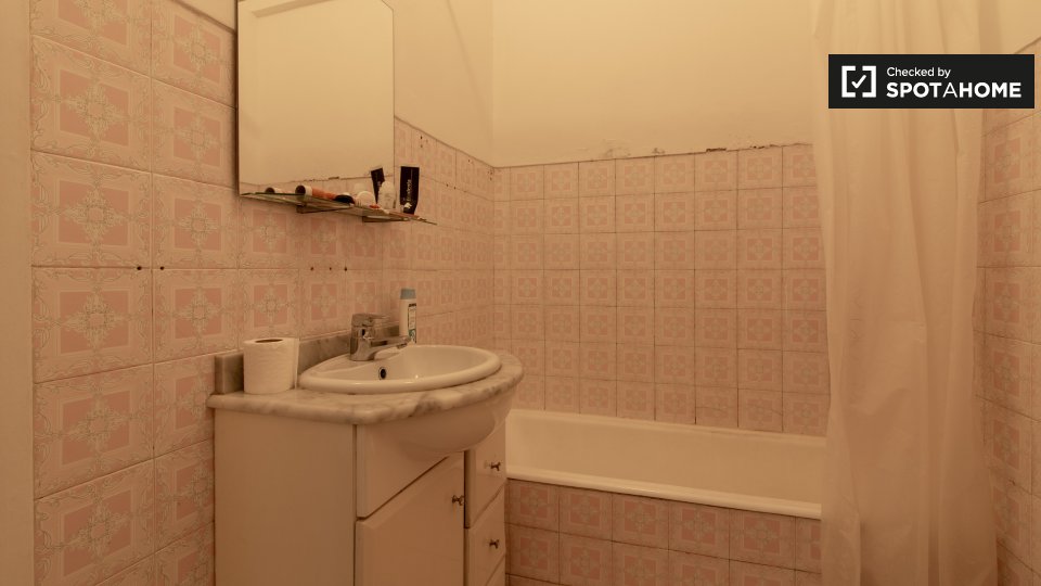 Double room Lisbon, 3 beds, 75m² — photo 8