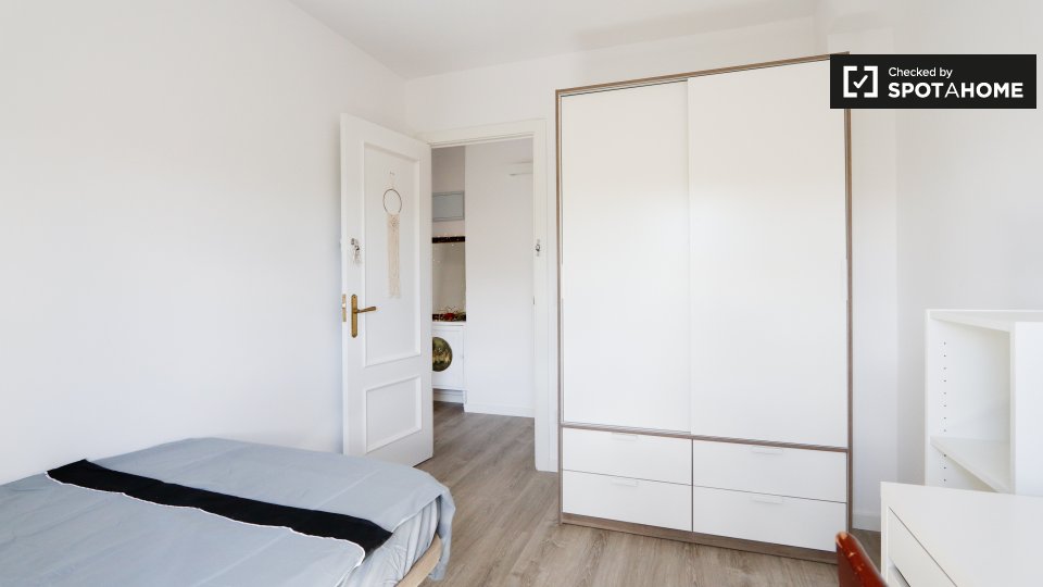 Double room Madrid, 3 beds, 85m² — photo 1