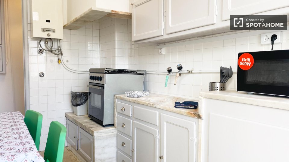 Double room Lisbon, 3 beds, 70m² — photo 4
