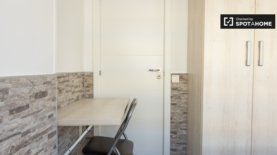 Double room Madrid, 3 beds, 60m² — photo 9