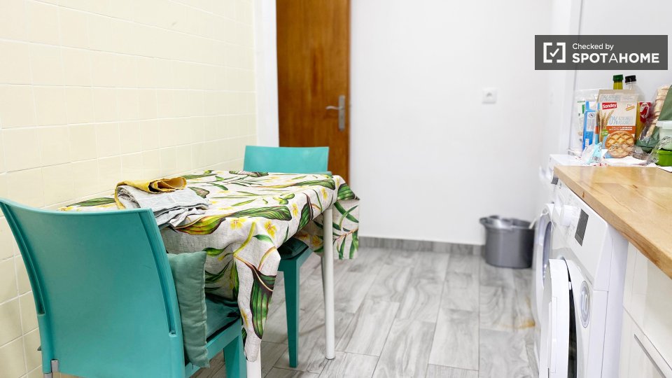Double room Lisbon, 3 beds — photo 24