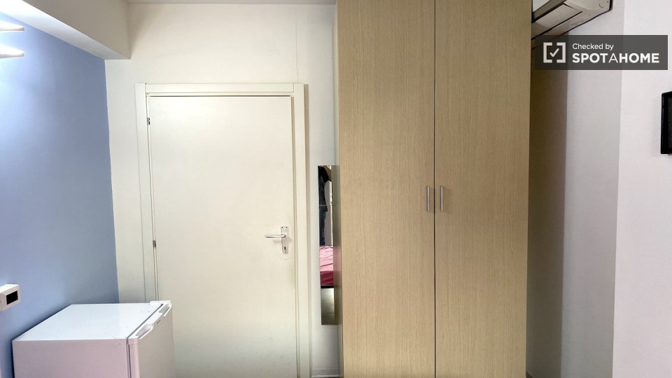 Camera in un appartamento condiviso con 4 camere da letto a Giardinetti, Roma - à Rome