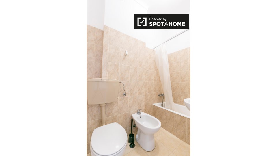 Double room Lisbon, 3 beds, 60m² — photo 10