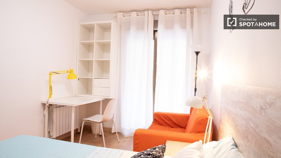Double room Madrid, 5 beds, 120m² — photo 2