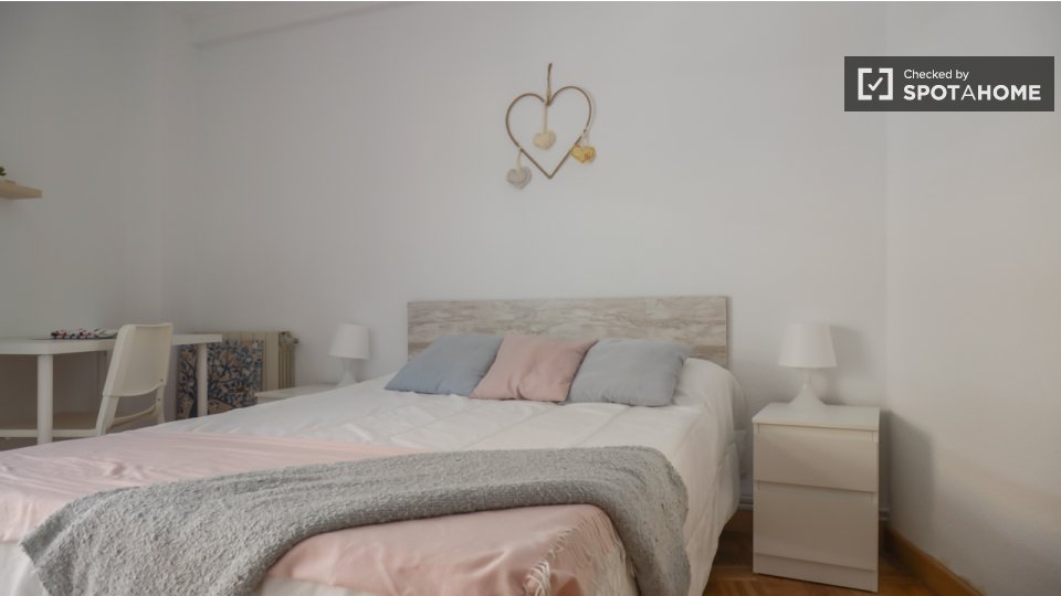 Double room Madrid, 5 beds, 140m² — photo 11
