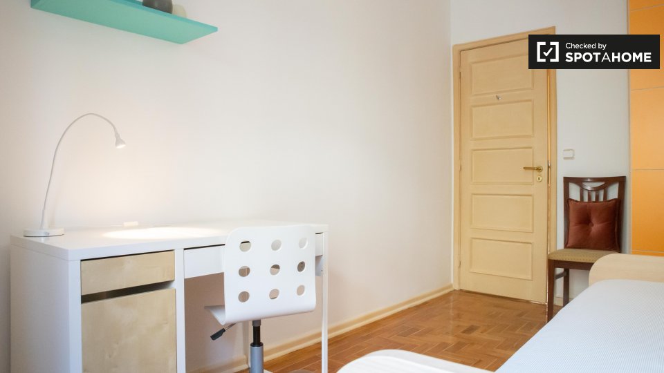 Double room Lisbon, 3 beds, 60m² — photo 2
