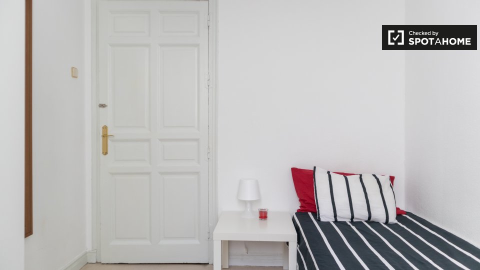 Double room Madrid, 13 beds, 220m² — photo 8