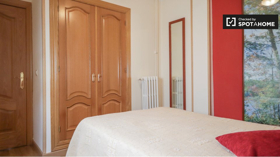 Double room Madrid, 3 beds — photo 3
