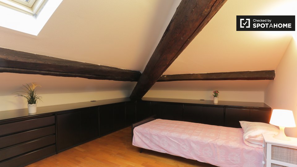 Stanza accogliente in affitto in appartamento con 5 camere da letto a Buenos Aires - en Milán
