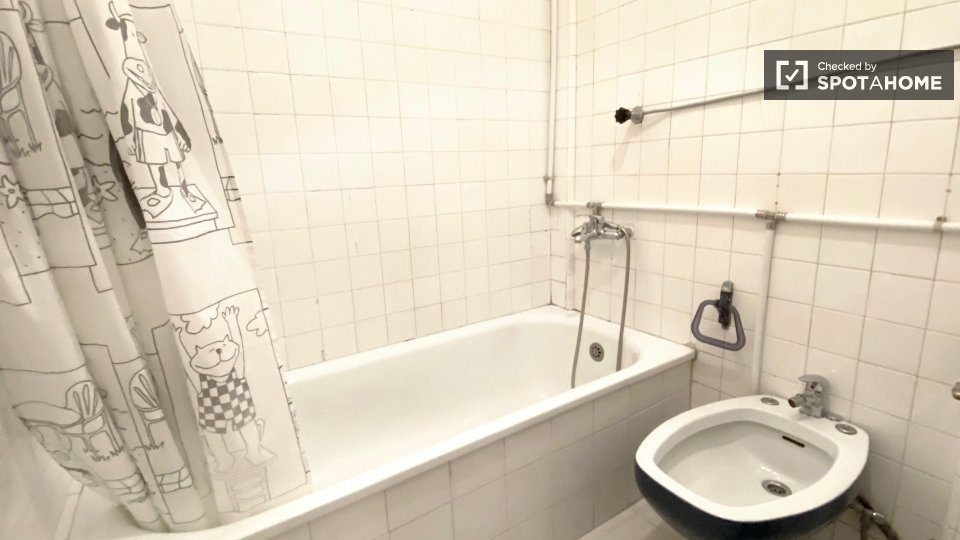 Double room Lisbon, 3 beds, 70m² — photo 11