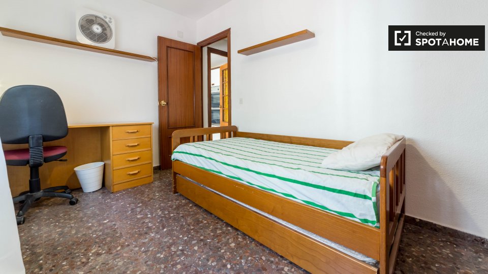 Double room Valencia, 5 beds, 120m² — photo 2