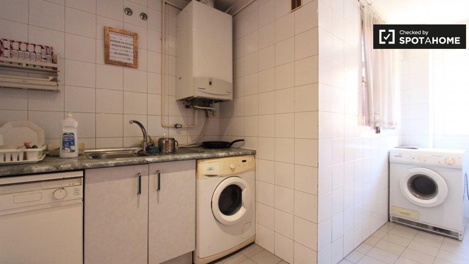 Double room Madrid, 5 beds, 80m² — photo 11