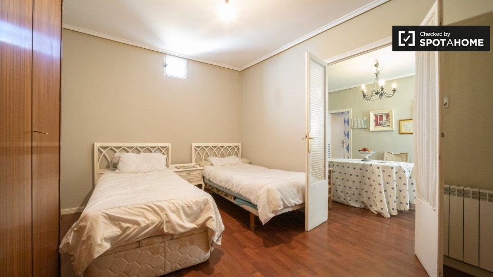Double room Madrid, 5 beds, 150m² — photo 2