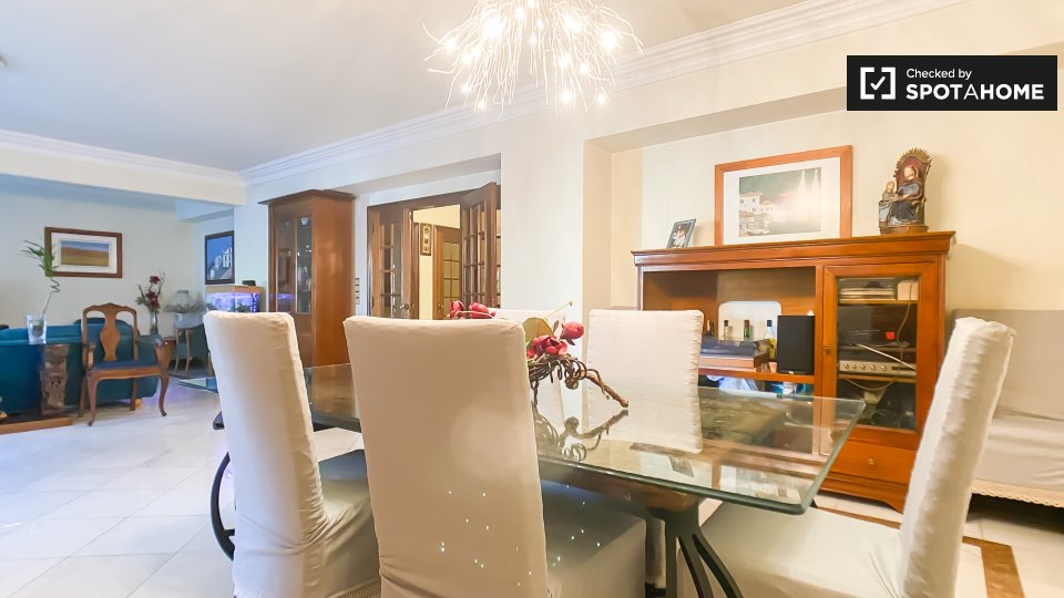 Double room Lisbon, 4 beds, 180m² — photo 10