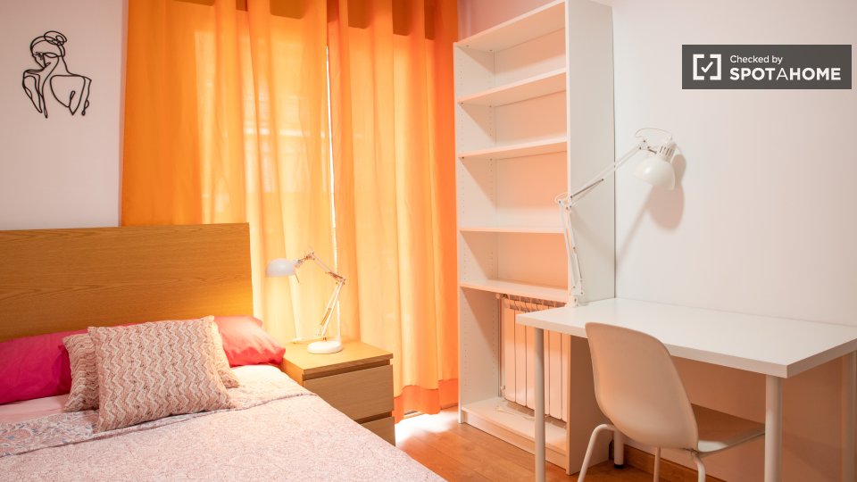 Double room Madrid, 5 beds, 120m² — photo 2