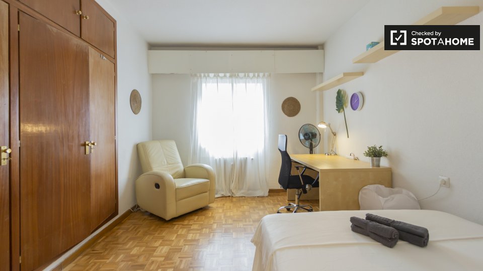 Se alquila habitación en piso de 4 habitaciones en Chamartín